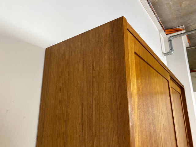 WMK # Hochwertiges skandinavisches Designer Highboard von Poul Hundevad , Massivholz in Teak , mit Schiebtüren # Schrank Bücherschrank Bücherregal Sideboard Danish Design Mid-Century Vintage Teakholz