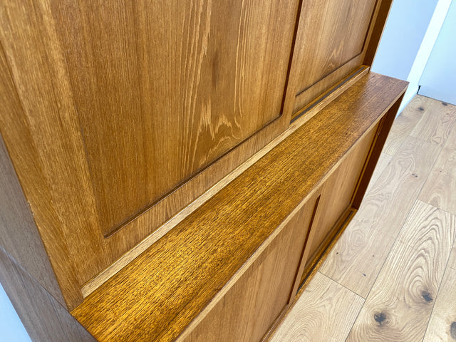 WMK # Hochwertiges skandinavisches Designer Highboard von Poul Hundevad , Massivholz in Teak , mit Schiebtüren # Schrank Bücherschrank Bücherregal Sideboard Danish Design Mid-Century Vintage Teakholz