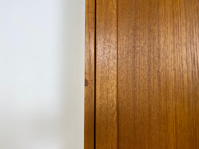 WMK # Hochwertiges skandinavisches Designer Highboard von Poul Hundevad , Massivholz in Teak , mit Schiebtüren # Schrank Bücherschrank Bücherregal Sideboard Danish Design Mid-Century Vintage Teakholz