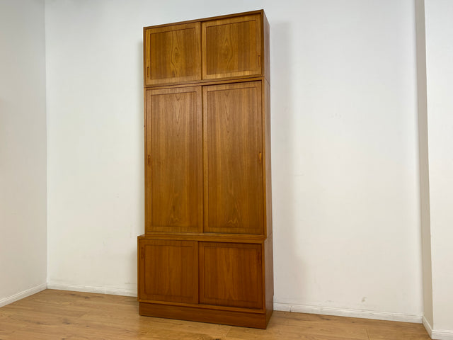 WMK # Hochwertiges skandinavisches Designer Highboard von Poul Hundevad , Massivholz in Teak , mit Schiebtüren # Schrank Bücherschrank Bücherregal Sideboard Danish Design Mid-Century Vintage Teakholz