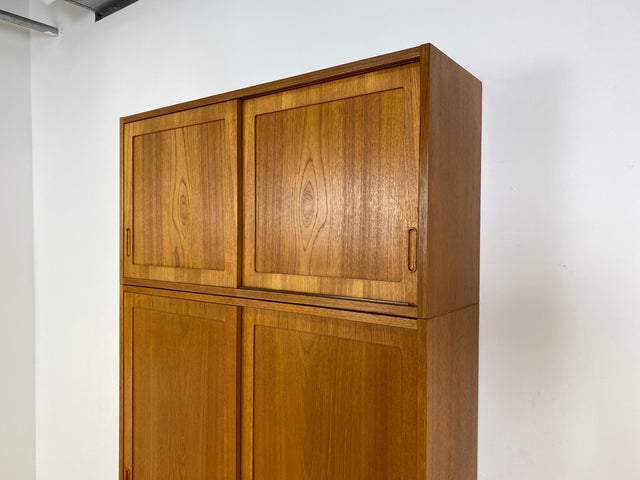 WMK # Hochwertiges skandinavisches Designer Highboard von Poul Hundevad , Massivholz in Teak , mit Schiebtüren # Schrank Bücherschrank Bücherregal Sideboard Danish Design Mid-Century Vintage Teakholz