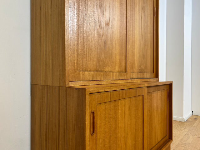 WMK # Hochwertiges skandinavisches Designer Highboard von Poul Hundevad , Massivholz in Teak , mit Schiebtüren # Schrank Bücherschrank Bücherregal Sideboard Danish Design Mid-Century Vintage Teakholz