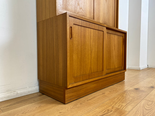 WMK # Hochwertiges skandinavisches Designer Highboard von Poul Hundevad , Massivholz in Teak , mit Schiebtüren # Schrank Bücherschrank Bücherregal Sideboard Danish Design Mid-Century Vintage Teakholz