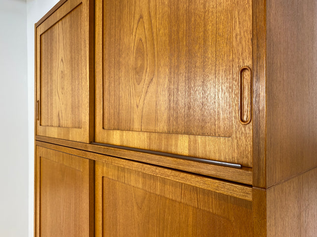 WMK # Hochwertiges skandinavisches Designer Highboard von Poul Hundevad , Massivholz in Teak , mit Schiebtüren # Schrank Bücherschrank Bücherregal Sideboard Danish Design Mid-Century Vintage Teakholz