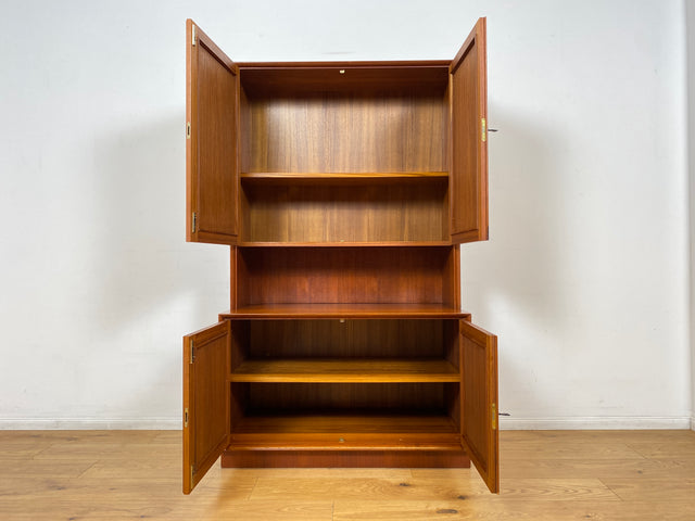 WMK I Stilvolles und sehr gut erhaltenes skandinavisches Highboard in Teakholz