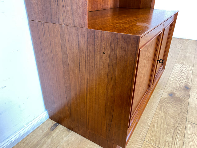 WMK I Stilvolles und sehr gut erhaltenes skandinavisches Highboard in Teakholz