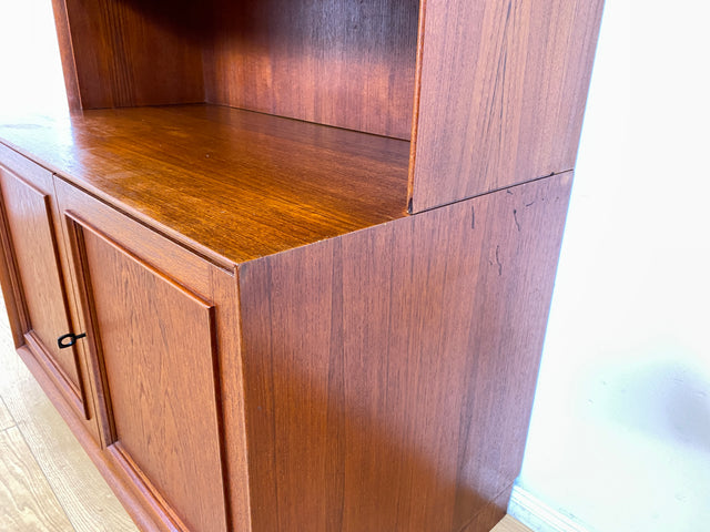 WMK I Stilvolles und sehr gut erhaltenes skandinavisches Highboard in Teakholz