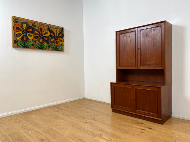 WMK I Stilvolles und sehr gut erhaltenes skandinavisches Highboard in Teakholz