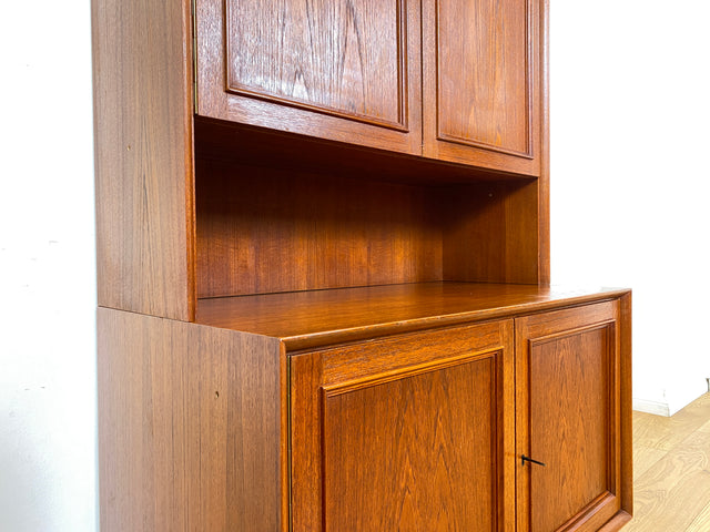 WMK I Stilvolles und sehr gut erhaltenes skandinavisches Highboard in Teakholz