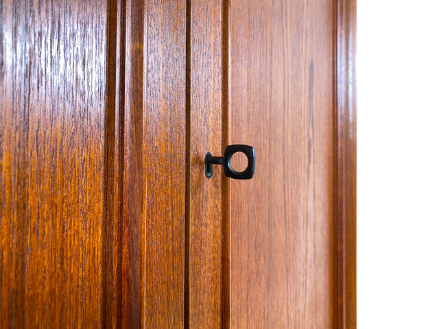 WMK I Stilvolles und sehr gut erhaltenes skandinavisches Highboard in Teakholz