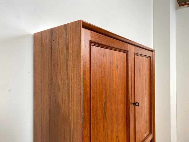 WMK I Stilvolles und sehr gut erhaltenes skandinavisches Highboard in Teakholz