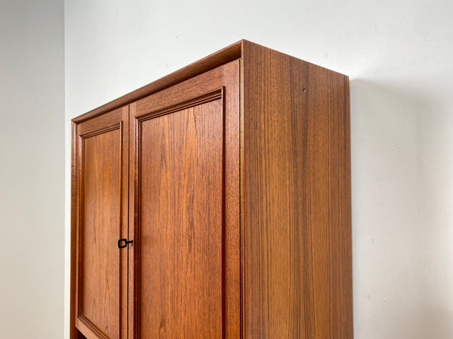 WMK I Stilvolles skandinavisches Highboard in Teakholz mit Schubladen & formschönen Holzgriffen I Schrank Bücherschrank Wäscheschrank Kommode Sideboard Teak Danish Design Vintage Berlin Hamburg Bremen