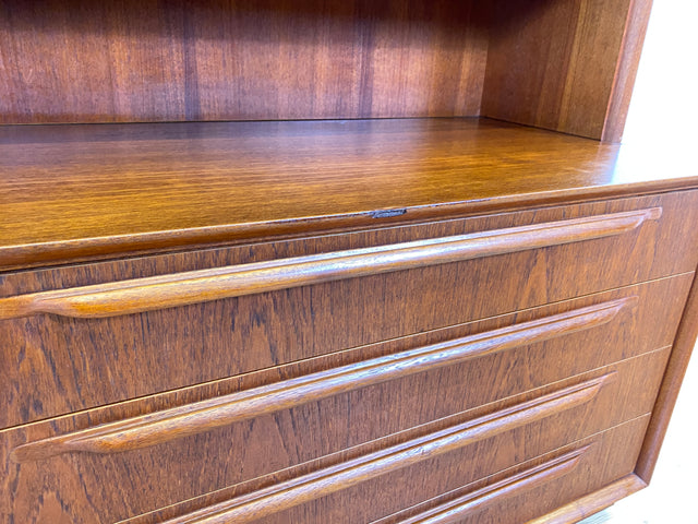 WMK I Stilvolles skandinavisches Highboard in Teakholz mit Schubladen & formschönen Holzgriffen I Schrank Bücherschrank Wäscheschrank Kommode Sideboard Teak Danish Design Vintage Berlin Hamburg Bremen