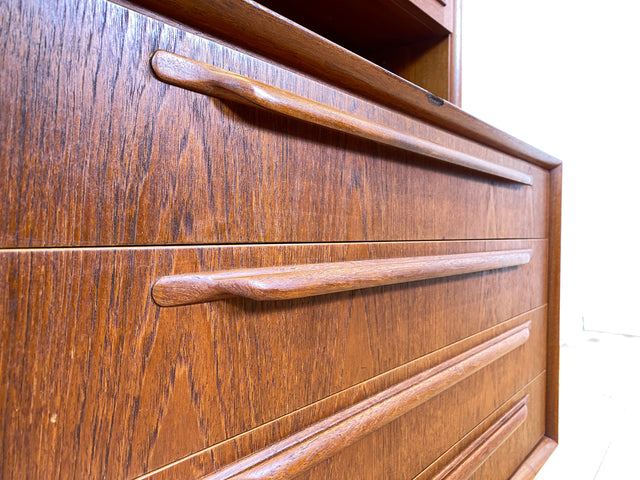 WMK I Stilvolles skandinavisches Highboard in Teakholz mit Schubladen & formschönen Holzgriffen I Schrank Bücherschrank Wäscheschrank Kommode Sideboard Teak Danish Design Vintage Berlin Hamburg Bremen