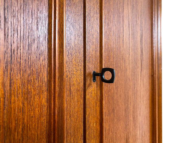 WMK I Stilvolles skandinavisches Highboard in Teakholz mit Schubladen & formschönen Holzgriffen I Schrank Bücherschrank Wäscheschrank Kommode Sideboard Teak Danish Design Vintage Berlin Hamburg Bremen