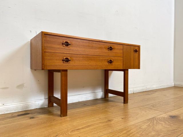 WMK I Stilvolles kleines skandinavisches Lowboard in Teakholz, mit Schubladen und Holzgriffen I Kommode TV Board Bank Fernsehkommode Sideboard Danisch Design Vintage Mid-Century Berlin Bayern Hamburg