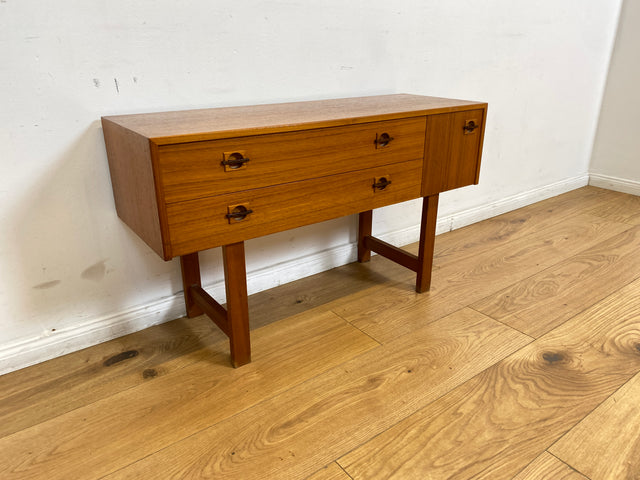 WMK I Stilvolles kleines skandinavisches Lowboard in Teakholz, mit Schubladen und Holzgriffen I Kommode TV Board Bank Fernsehkommode Sideboard Danisch Design Vintage Mid-Century Berlin Bayern Hamburg