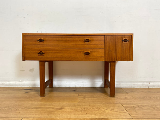 WMK I Stilvolles kleines skandinavisches Lowboard in Teakholz, mit Schubladen und Holzgriffen I Kommode TV Board Bank Fernsehkommode Sideboard Danisch Design Vintage Mid-Century Berlin Bayern Hamburg