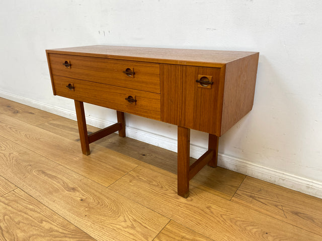 WMK I Stilvolles kleines skandinavisches Lowboard in Teakholz, mit Schubladen und Holzgriffen I Kommode TV Board Bank Fernsehkommode Sideboard Danisch Design Vintage Mid-Century Berlin Bayern Hamburg