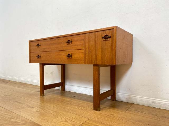 WMK I Stilvolles kleines skandinavisches Lowboard in Teakholz, mit Schubladen und Holzgriffen I Kommode TV Board Bank Fernsehkommode Sideboard Danisch Design Vintage Mid-Century Berlin Bayern Hamburg