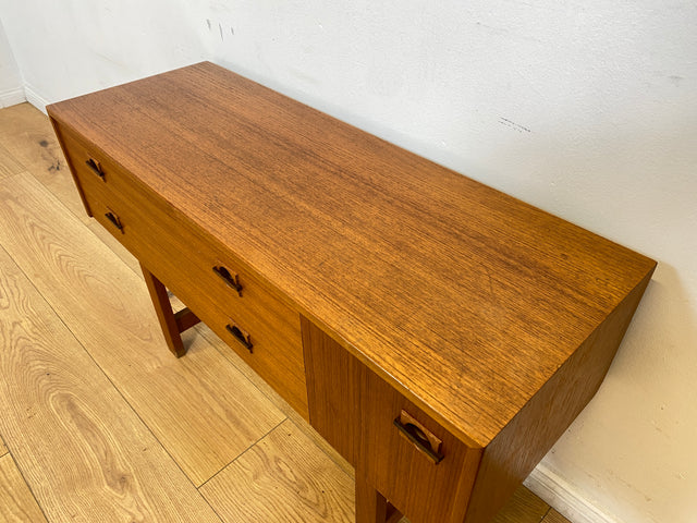 WMK I Stilvolles kleines skandinavisches Lowboard in Teakholz, mit Schubladen und Holzgriffen I Kommode TV Board Bank Fernsehkommode Sideboard Danisch Design Vintage Mid-Century Berlin Bayern Hamburg
