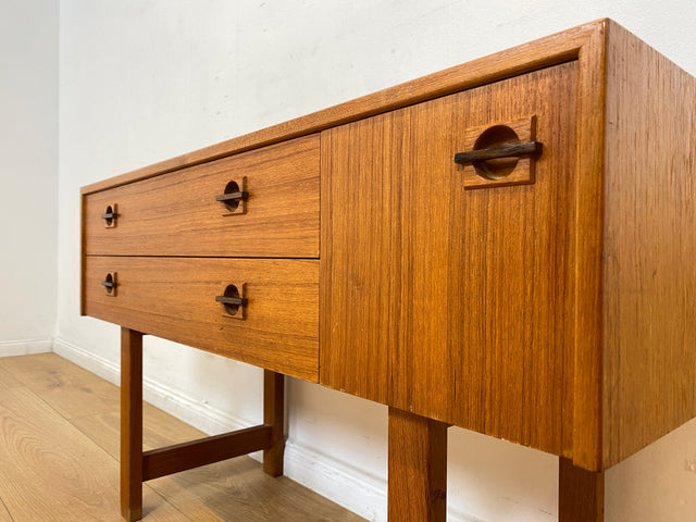 WMK I Stilvolles kleines skandinavisches Lowboard in Teakholz, mit Schubladen und Holzgriffen I Kommode TV Board Bank Fernsehkommode Sideboard Danisch Design Vintage Mid-Century Berlin Bayern Hamburg