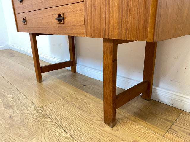 WMK I Stilvolles kleines skandinavisches Lowboard in Teakholz, mit Schubladen und Holzgriffen I Kommode TV Board Bank Fernsehkommode Sideboard Danisch Design Vintage Mid-Century Berlin Bayern Hamburg