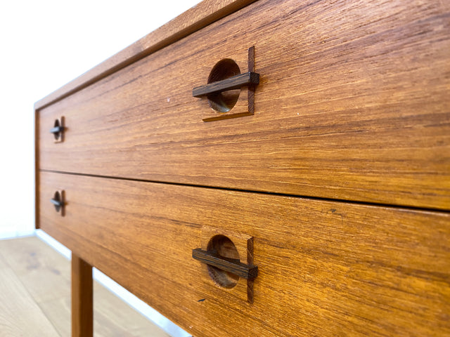 WMK I Stilvolles kleines skandinavisches Lowboard in Teakholz, mit Schubladen und Holzgriffen I Kommode TV Board Bank Fernsehkommode Sideboard Danisch Design Vintage Mid-Century Berlin Bayern Hamburg