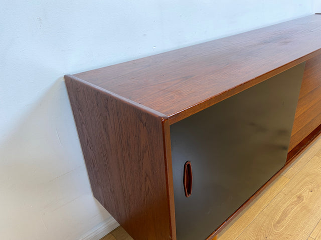 WMK I Sehr frühes skandinavisches Mid-Century Designer Sideboard "Trio" von Nils Jonsson für Troedes mit Schiebetüren , Vollholz in Teak # Kommode Lowboard TV Bank Danish Design Teakholz Vintage 50er