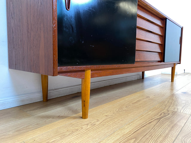 WMK I Sehr frühes skandinavisches Mid-Century Designer Sideboard "Trio" von Nils Jonsson für Troedes mit Schiebetüren , Vollholz in Teak # Kommode Lowboard TV Bank Danish Design Teakholz Vintage 50er