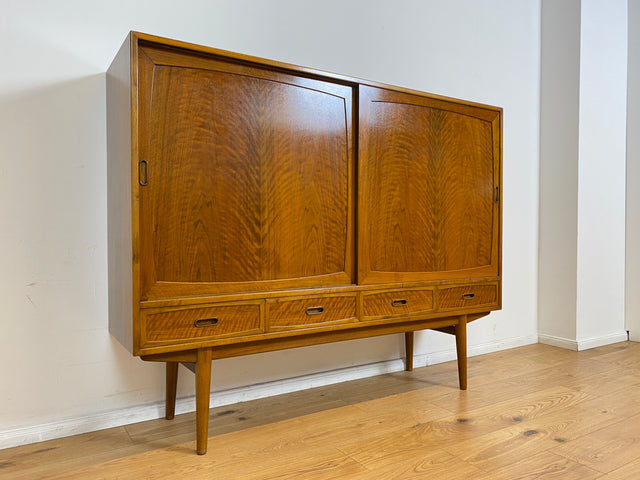 WMK # Stilvolles & sehr gut erhaltenes skandinavisches Mid-Century Highboard aus massivem Nussbaum mit Schubladen & Schiebetüren # Schrank Sideboard Kommode Anrichte Danish Design Vintage Berlin Köln