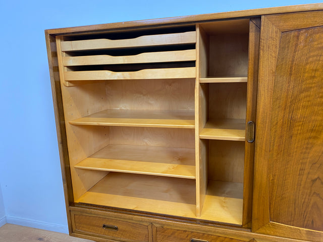 WMK # Stilvolles & sehr gut erhaltenes skandinavisches Mid-Century Highboard aus massivem Nussbaum mit Schubladen & Schiebetüren # Schrank Sideboard Kommode Anrichte Danish Design Vintage Berlin Köln