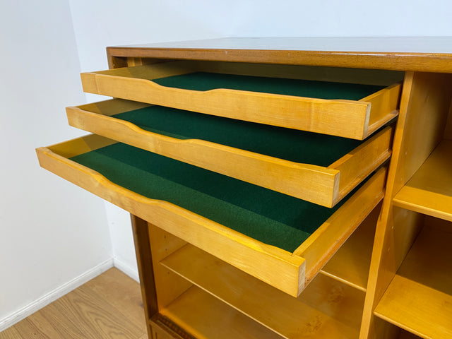WMK # Stilvolles & sehr gut erhaltenes skandinavisches Mid-Century Highboard aus massivem Nussbaum mit Schubladen & Schiebetüren # Schrank Sideboard Kommode Anrichte Danish Design Vintage Berlin Köln