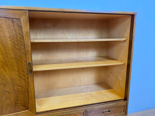 WMK # Stilvolles & sehr gut erhaltenes skandinavisches Mid-Century Highboard aus massivem Nussbaum mit Schubladen & Schiebetüren # Schrank Sideboard Kommode Anrichte Danish Design Vintage Berlin Köln