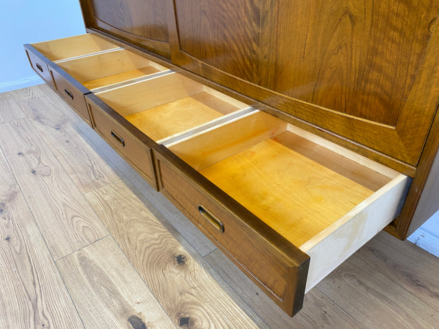 WMK # Stilvolles & sehr gut erhaltenes skandinavisches Mid-Century Highboard aus massivem Nussbaum mit Schubladen & Schiebetüren # Schrank Sideboard Kommode Anrichte Danish Design Vintage Berlin Köln