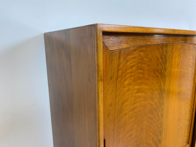 WMK # Stilvolles & sehr gut erhaltenes skandinavisches Mid-Century Highboard aus massivem Nussbaum mit Schubladen & Schiebetüren # Schrank Sideboard Kommode Anrichte Danish Design Vintage Berlin Köln