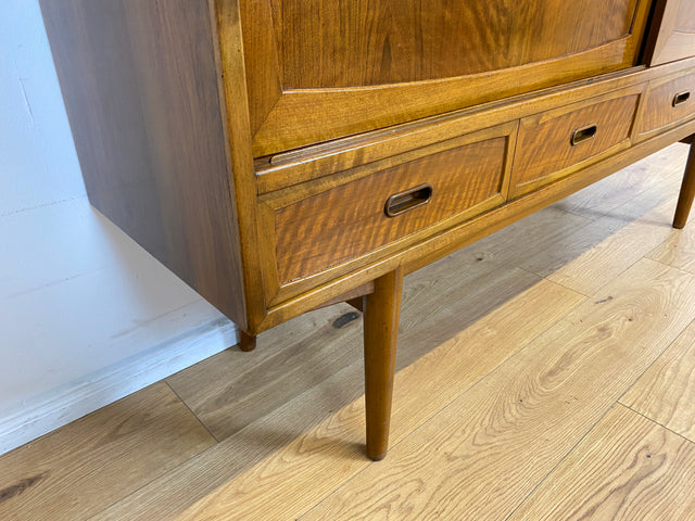 WMK # Stilvolles & sehr gut erhaltenes skandinavisches Mid-Century Highboard aus massivem Nussbaum mit Schubladen & Schiebetüren # Schrank Sideboard Kommode Anrichte Danish Design Vintage Berlin Köln