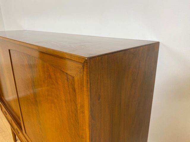 WMK # Stilvolles & sehr gut erhaltenes skandinavisches Mid-Century Highboard aus massivem Nussbaum mit Schubladen & Schiebetüren # Schrank Sideboard Kommode Anrichte Danish Design Vintage Berlin Köln