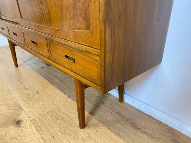 WMK # Stilvolles & sehr gut erhaltenes skandinavisches Mid-Century Highboard aus massivem Nussbaum mit Schubladen & Schiebetüren # Schrank Sideboard Kommode Anrichte Danish Design Vintage Berlin Köln