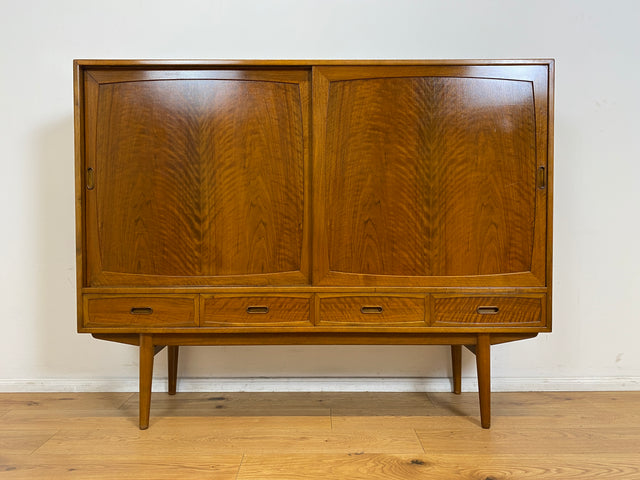 WMK # Stilvolles & sehr gut erhaltenes skandinavisches Mid-Century Highboard aus massivem Nussbaum mit Schubladen & Schiebetüren # Schrank Sideboard Kommode Anrichte Danish Design Vintage Berlin Köln