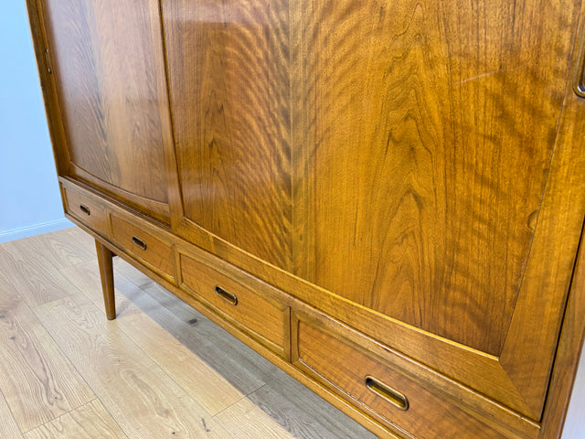 WMK # Stilvolles & sehr gut erhaltenes skandinavisches Mid-Century Highboard aus massivem Nussbaum mit Schubladen & Schiebetüren # Schrank Sideboard Kommode Anrichte Danish Design Vintage Berlin Köln