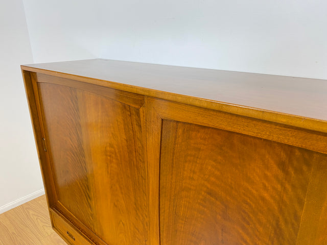 WMK # Stilvolles & sehr gut erhaltenes skandinavisches Mid-Century Highboard aus massivem Nussbaum mit Schubladen & Schiebetüren # Schrank Sideboard Kommode Anrichte Danish Design Vintage Berlin Köln