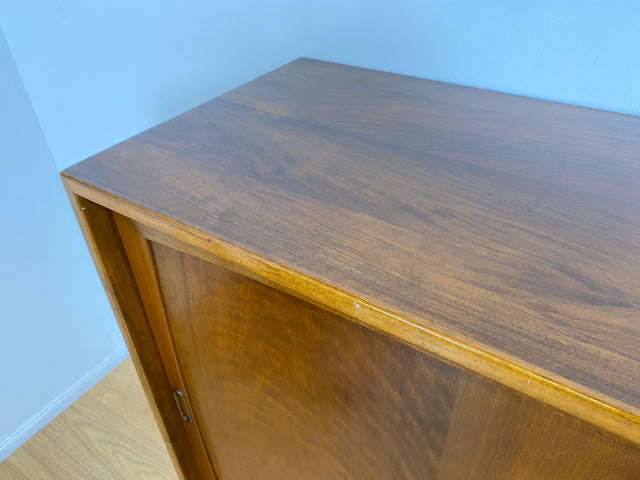 WMK # Stilvolles & sehr gut erhaltenes skandinavisches Mid-Century Highboard aus massivem Nussbaum mit Schubladen & Schiebetüren # Schrank Sideboard Kommode Anrichte Danish Design Vintage Berlin Köln