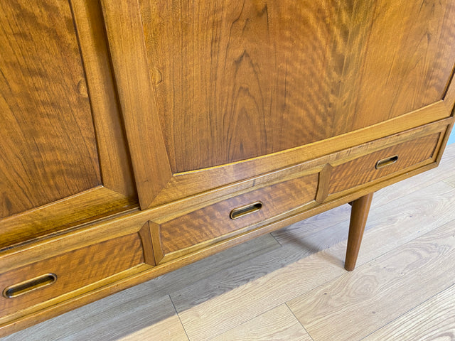 WMK # Stilvolles & sehr gut erhaltenes skandinavisches Mid-Century Highboard aus massivem Nussbaum mit Schubladen & Schiebetüren # Schrank Sideboard Kommode Anrichte Danish Design Vintage Berlin Köln