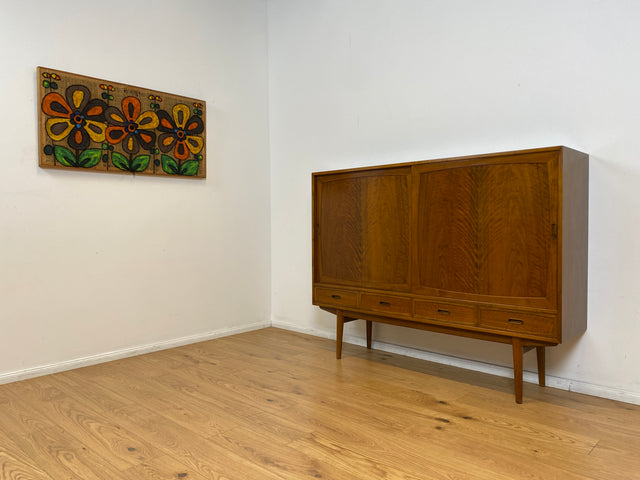 WMK # Stilvolles & sehr gut erhaltenes skandinavisches Mid-Century Highboard aus massivem Nussbaum mit Schubladen & Schiebetüren # Schrank Sideboard Kommode Anrichte Danish Design Vintage Berlin Köln
