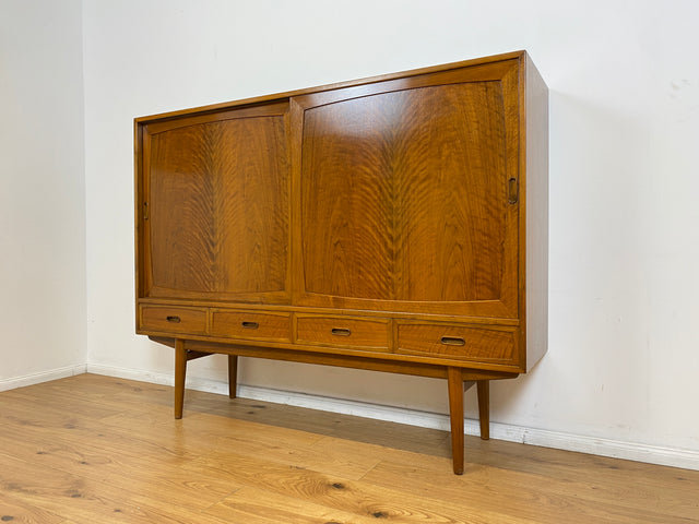 WMK # Stilvolles & sehr gut erhaltenes skandinavisches Mid-Century Highboard aus massivem Nussbaum mit Schubladen & Schiebetüren # Schrank Sideboard Kommode Anrichte Danish Design Vintage Berlin Köln