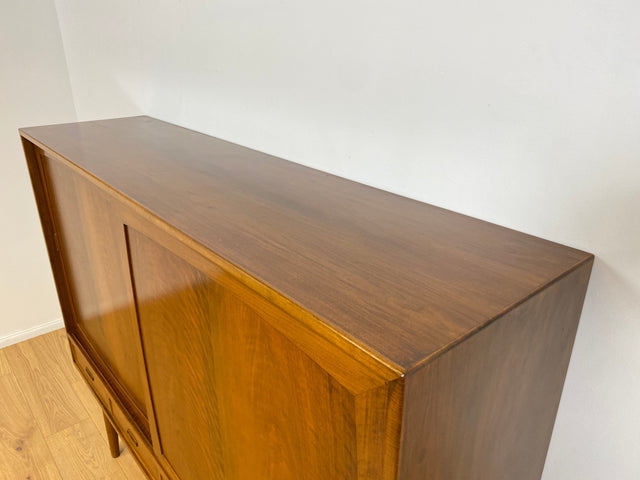 WMK # Stilvolles & sehr gut erhaltenes skandinavisches Mid-Century Highboard aus massivem Nussbaum mit Schubladen & Schiebetüren # Schrank Sideboard Kommode Anrichte Danish Design Vintage Berlin Köln