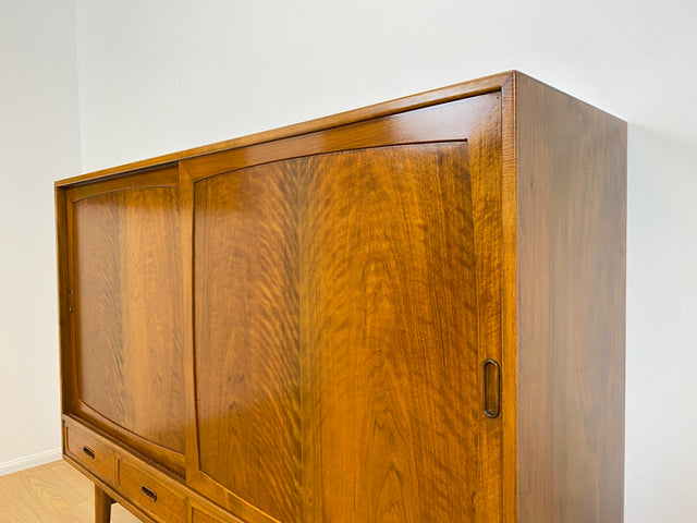 WMK # Stilvolles & sehr gut erhaltenes skandinavisches Mid-Century Highboard aus massivem Nussbaum mit Schubladen & Schiebetüren # Schrank Sideboard Kommode Anrichte Danish Design Vintage Berlin Köln