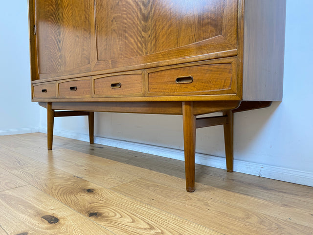 WMK # Stilvolles & sehr gut erhaltenes skandinavisches Mid-Century Highboard aus massivem Nussbaum mit Schubladen & Schiebetüren # Schrank Sideboard Kommode Anrichte Danish Design Vintage Berlin Köln