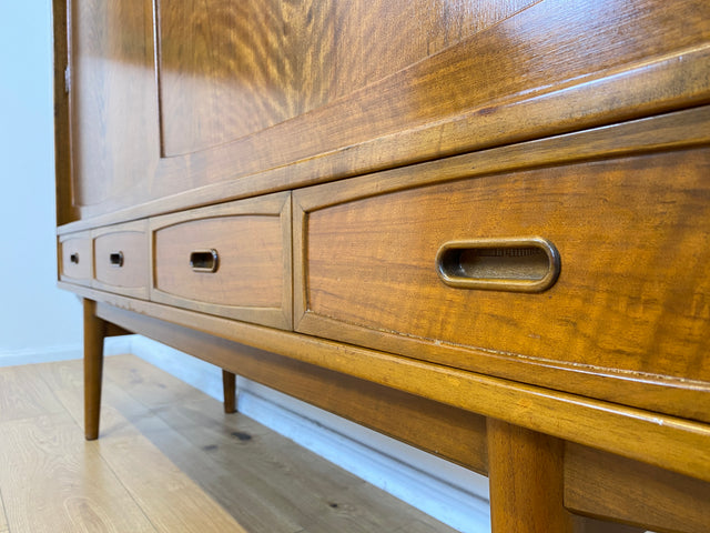 WMK # Stilvolles & sehr gut erhaltenes skandinavisches Mid-Century Highboard aus massivem Nussbaum mit Schubladen & Schiebetüren # Schrank Sideboard Kommode Anrichte Danish Design Vintage Berlin Köln